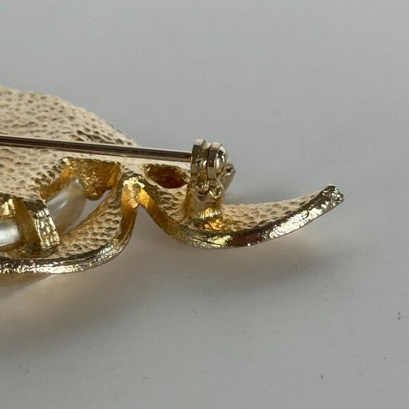 Sarah Coventry Faux Pearl Brooch Pin Baroque Vintage Gold-Tone White Flower Leaf - Picture 11 of 14